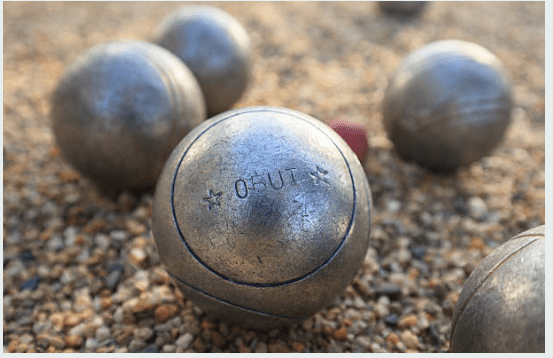 Les boules de pétanque : un outil de communication atypique